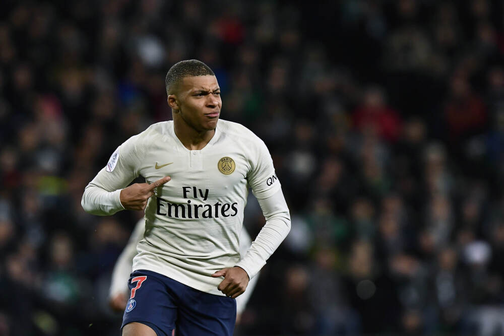 组织亮眼！里夫斯上半场7投3中砍下8分7助攻 正负值+22